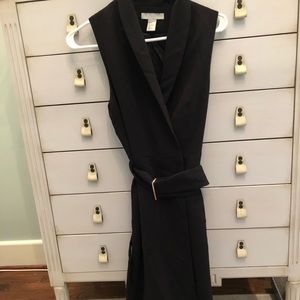 Black sleeveless dress